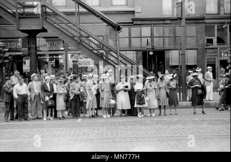 Waiting for Streetcar, Chicago, Illinois, USA, John Vachon for Farm Security Administration July 1940 Stock Photo