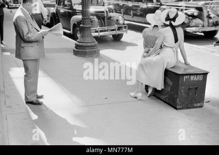 Waiting for Streetcar, Chicago, Illinois, USA, John Vachon for Farm Security Administration July 1940 Stock Photo