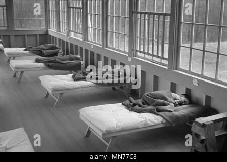 Children Sleeping in Nursery School, Arthurdale Subsistence Homesteads Project, Reedsville, West Virginia, USA, Edwin Locke for U.S. Resettlement Administration, December 1936 Stock Photo