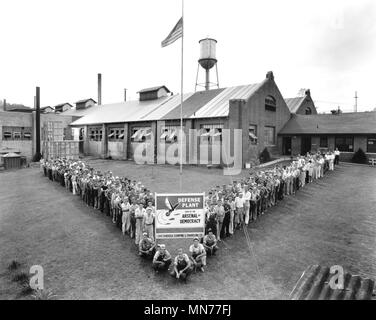 Portrait of Workers outside a U.S. Defense Plant, Chattanooga Stamping & Enameling Co., Chattanooga, Tennessee, USA, Office of War information, early 1940's Stock Photo