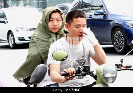 Suzhou, Suzhou, China. 14th May, 2018. Suzhou, CHINA-14th May 2018: Heat wave hits Suzhou, east China's Jiangsu Province. The temperature rises to 33.3 Celsius degree in Suzhou. Credit: SIPA Asia/ZUMA Wire/Alamy Live News Stock Photo