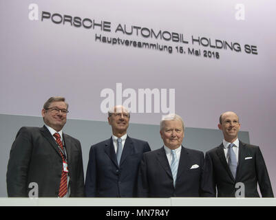 15 May 2018, Germany, Stuttgart: Member of the board of the Porsche SE, Manfred Doess (L-R), chairman of the executive board of the Porsche Automobil Holding SE, Hans Dieter Poetsch (L), chairman of the supervisory board, Wolfgang Porsche, and Member of the board of the Porsche SE, Philipp von Hagen, standing on the podium at the begin of the general meeting. Along with Volkswagen, the holding company Porsche SE also saw a decrease in profit for 2018. Photo: Marijan Murat/dpa Stock Photo