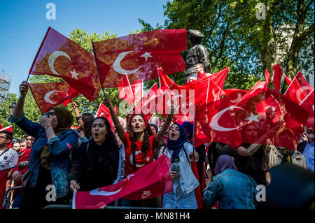 London, UK. 15th May, 2018. Erdogan's supporters seen waving the turkish flag.Turkish President visit Teresa May today in Downing Street. Protester and supporters of Erdogan both took to the street to protest and support the visit as the police try to keep them apart to avoid clashes. Credit: Brais G. Rouco/SOPA Images/ZUMA Wire/Alamy Live News Stock Photo