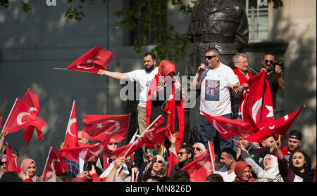 Downing Street, London, UK. 15 May, 2018. British Prime Minister Theresa May welcomes Turkish President Recep Tayyip Erdoğan to 10 Downing Street after his meeting with The Queen. Pro and anti government Turkish demostrators in Whitehall opposite Downing Street during the visit. Credit: Malcolm Park/Alamy Live News. Stock Photo