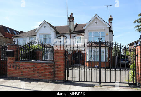 Pic shows: Last home in Whetstone North London of deceased TV star Dale Winton.  Four weeks after his death ome stands empty with Winton's Range Rover Stock Photo