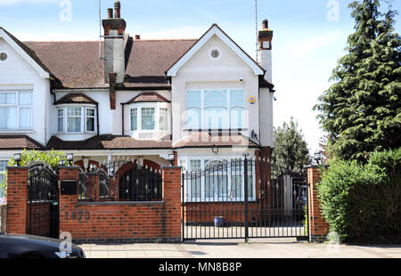 Pic shows: Last home in Whetstone North London of deceased TV star Dale Winton.  Four weeks after his death ome stands empty with Winton's Range Rover Stock Photo