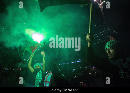 Sao Paulo, Brazil. 16th May 2018. People of Palestinian descent attend a demonstration against the recent killings of Palestinian protesters on the Gaza-Israel border and the U.S. embassy move to Jerusalem, at Paulista Avenue in Sao Paulo's financial centre, Brazil May 16, 2018. Credit: Cris Faga/ZUMA Wire/Alamy Live News Stock Photo