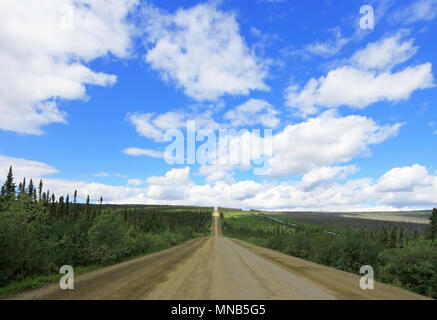 View of Dalton Highway with oil pipeline, leading from Valdez, Fairbanks to Prudhoe Bay, Alaska, USA Stock Photo