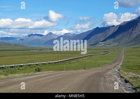 View of Dalton Highway with oil pipeline, leading from Valdez, Fairbanks to Prudhoe Bay, Alaska, USA Stock Photo