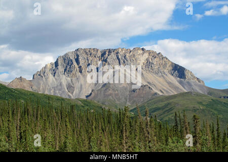 Beautiful mountains along the famous Dalton Highway, leading from Fairbanks to Prudhoe Bay, Alaska, USA Stock Photo