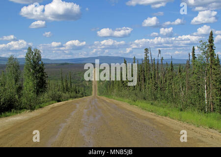 Endless Dalton Highway with mountains, leading from Fairbanks to Prudhoe Bay, Alaska, USA Stock Photo