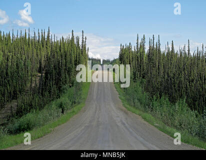 Endless Dalton Highway with mountains, leading from Fairbanks to Prudhoe Bay, Alaska, USA Stock Photo