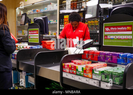 Almada, Portugal. Auchan Pet shop or store in the Almada Forum shopping  mall or center. Auchan is a French hypermarket, supermarket or superstore  Stock Photo - Alamy