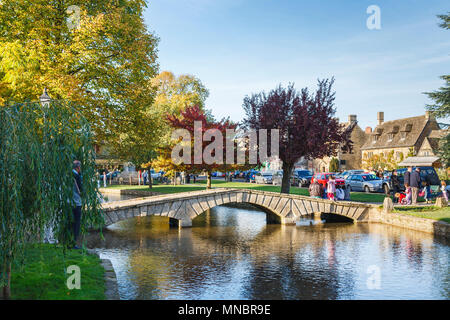 Cotswold village: Historic stone bridge over the River Windrush in the pretty village of Bourton on the Water in the Cotswolds, Gloucestershire, UK Stock Photo