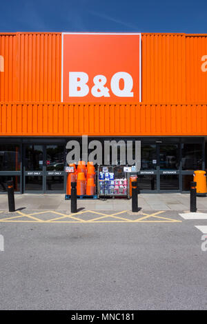 Exterior of B&Q SuperCentre, Gunnersbury Avenue, Chiswick, London W4 ...