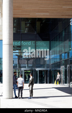 Students outside the David Hockney Building at Bradford College, Bradford, West Yorkshire Stock Photo