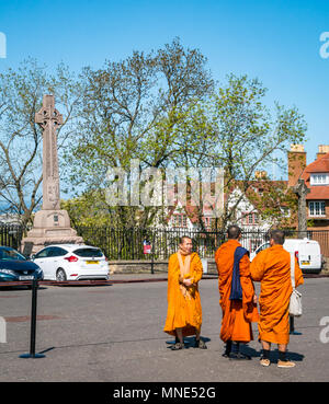 Royal Mile, Edinburgh, 16th May 2018. Tourists enjoying the sunshine on Royal Mile, Edinburgh, Scotland, United Kingdom. Tourists throng Edinburgh Castle esplanade, including a group of Buddhist monks dressed in bright orange robes Stock Photo