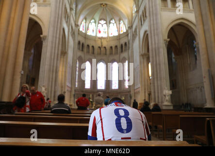 Lyon, France. 16th May, 2018. Soccer, Europa League final, Atletico Madrid vs Olympique Marseille in the Groupama stadium. A Marseille fan praying in the cathedral before the game. Photo: Jan Woitas/dpa s Credit: dpa picture alliance/Alamy Live News Stock Photo