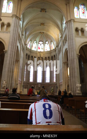 Lyon, France. 16th May, 2018. Soccer, Europa League final, Atletico Madrid vs Olympique Marseille in the Groupama stadium. A Marseille fan praying in the cathedral before the game. Photo: Jan Woitas/dpa s Credit: dpa picture alliance/Alamy Live News Stock Photo