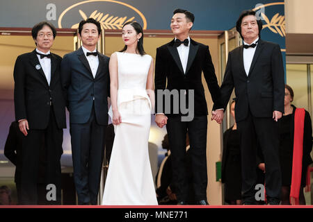 Cannes, France. 16th May, 2018. Chang-dong Lee, Ah-in Yoo, Jong-seo Jeon and Steven Yeun on the 'BURNING' Red Carpet on Wednesday 16 May 2018 as part of the 71st International Cannes Film Festival held at Palais des Festivals, Cannes. Pictured: Chang-dong Lee, Ah-in Yoo, Jong-seo Jeon , Steven Yeun. Picture by Julie Edwards. Credit: Julie Edwards/Alamy Live News Stock Photo