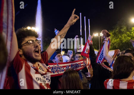 Madrid, Spain. 16th May, 2018. Atletico de Madrid fans celebrating UEFA Europa League title after winning the final match against Olympique de Marseille by 0 - 3. In Madrid, Spain. Credit: Marcos del Mazo/Alamy Live News Stock Photo