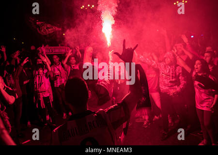 Madrid, Spain. 16th May, 2018. Atletico de Madrid fans with flares celebrating UEFA Europa League title after winning the final match against Olympique de Marseille by 0 - 3. In Madrid, Spain. Credit: Marcos del Mazo/Alamy Live News Stock Photo