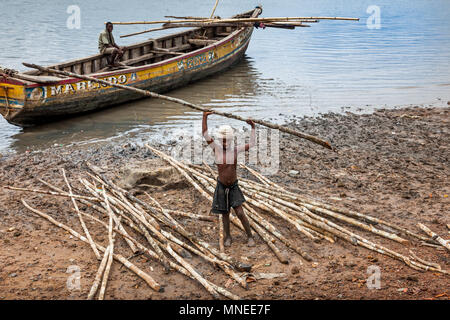 Bunce Island, Sierra Leone - June 02, 2013: West Africa, unknown fisherman unloads the material from the dock, Bunce Island was a British slave tradin Stock Photo