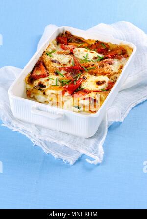 Teglia di pane carasau, peperoni e crescenza (spicy bread bake, Italy) Stock Photo