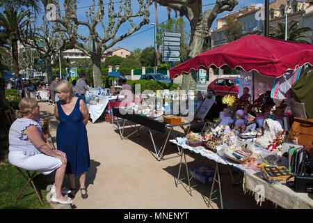 Flee market at old town of Sainte-Maxime, Cote d'Azur, Département Var, Provence-Alpes-Côte d’Azur, South France, France, Europe Stock Photo