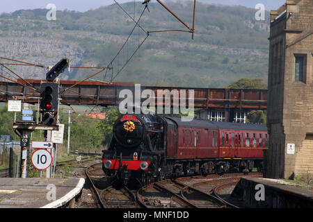 Stanier 8F preserved steam locomotive 48151 on Dalesman special train, Carnforth, carrying a wreath in memory of Albert Seymour on the smokebox door. Stock Photo