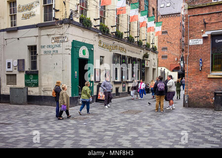 Tourists outside Flanagan’s Apple the Irish pub in Matthew Street, Liverpool Stock Photo