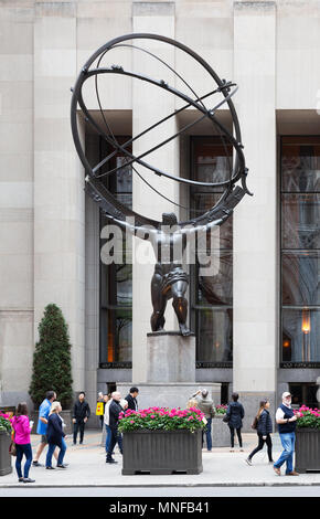 People looking at the Atlas statue, by the sculptor Lee Lawrie with the help of Rene Paul Chambellan, the Rockefeller Center, Fifth Avenue, New York c Stock Photo