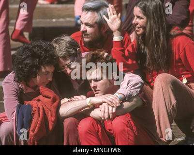 RAJNEESHPURAM, OREGON, USA - Rajneeshees, followers of religious cult leader Bhagwan Shree Rajneesh, embrace. 1982 Stock Photo