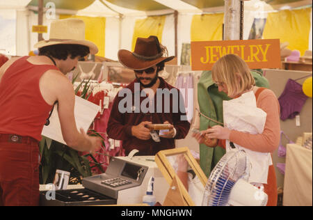 RAJNEESHPURAM OREGON, USA - Rajneeshees, followers of religious cult leader Bhagwan Shree Rajneesh, shopping.1982 Stock Photo