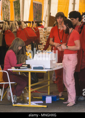 RAJNEESHPURAM OREGON, USA - Rajneeshees, followers of religious cult leader Bhagwan Shree Rajneesh, shopping.1984 Stock Photo