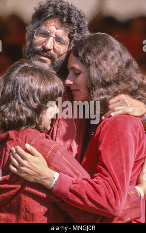 RAJNEESHPURAM, OREGON, USA - Rajneeshees, followers of religious cult leader Bhagwan Shree Rajneesh, embrace. 1982 Stock Photo