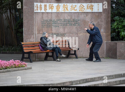 Elderly man doing tai chi in Jing'an Park, Shanghai, China Stock Photo