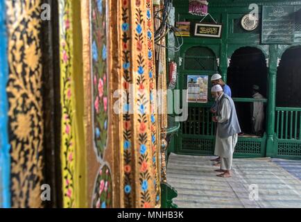 Srinagar, Kashmir. 17th May, 2018. Kashmiri Muslims offer prayers during the first day of the Muslim holy month of Ramadan in SrinagarKashmir. Muslims throughout the world are marking the month of Ramadan, the holiest month in the Islamic calendar during which devotees fast from dawn till dusk. Credit: SOPA Images Limited/Alamy Live News Stock Photo