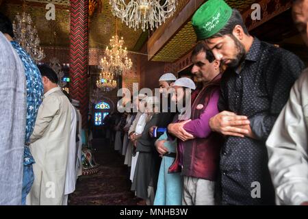 Srinagar, Kashmir. 17th May, 2018. Kashmiri Muslims offer prayers during the first day of the Muslim holy month of Ramadan in SrinagarKashmir. Muslims throughout the world are marking the month of Ramadan, the holiest month in the Islamic calendar during which devotees fast from dawn till dusk. Credit: SOPA Images Limited/Alamy Live News Stock Photo