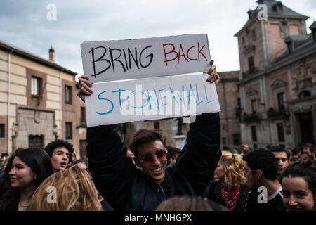 Madrid, Spain. 17th May, 2018. People protesting during the International Day Against Homophobia, Transphobia and Biphobia to demand equality for LGBT community. Madrid, Spain. Credit: Marcos del Mazo/Alamy Live News Stock Photo