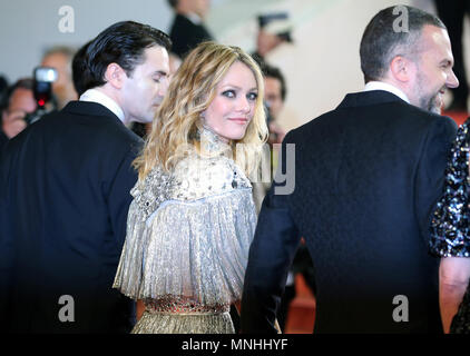 Cannes, France. 17th May, 2018. Actress Vanessa Paradis (C) poses on the red carpet for the premiere of the film 'Knife   Heart' at the 71st Cannes International Film Festival in Cannes, France, on May 17, 2018. The 71st Cannes International Film Festival is held here from May 8 to May 19. Credit: Luo Huanhuan/Xinhua/Alamy Live News Stock Photo