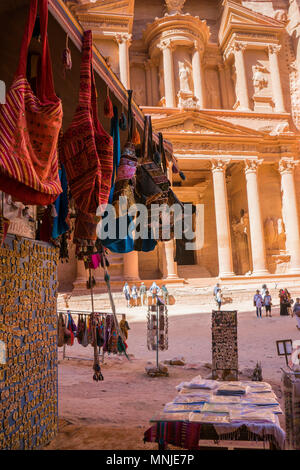 Market stall with souvenirs at Al-Khazneh (The Treasury), Petra, Wadi Musa, Maan Governorate, Jordan Stock Photo