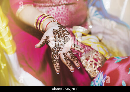 35+ Trending Mehndi Photos you MUST bookmark to your Gallery | WeddingBazaar