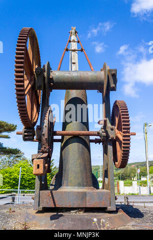 cast iron crane with wooden jib or boom showing the original hand turned cast iron gearing, gear wheels, gear teeth, cogs and drive shaft. Stock Photo