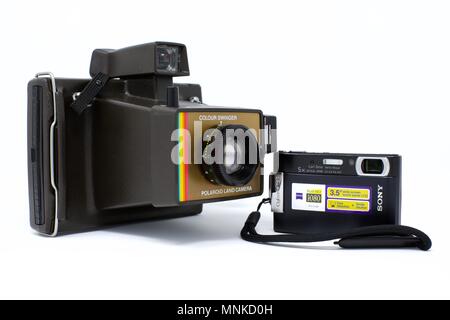 Antigua cámara instantánea Polaroid junto a un moderno ultra-compacta Sony  Cyber-shot Fotografía de stock - Alamy