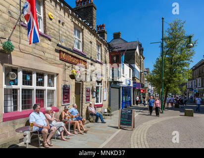 People sitting outside the Miltons Head pub on Spring Gardens in the town centre, Buxton, Derbyshire, England, UK Stock Photo