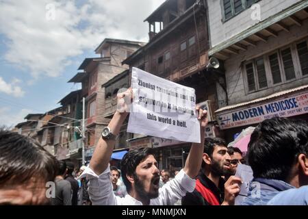 Kashmir, Srinagar. 18th may 2018. A member of Jammu Kashmir Liberation Front (JKLF) shout anti-israel slogans during a protest rally in Srinagar, Indian administered Kashmir. A large number of protesters took part in a rally in Srinagar, the largest city of the disputed Himalayan valley, following Friday prayers, and demanded an end to the Israeli occupation of Palestinian land. Credit: SOPA Images Limited/Alamy Live News Stock Photo
