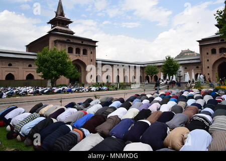 May 18, 2018 - Srinagar, Jammu & Kashmir, India - Kashmiri Muslims prays on the first Friday of the holy fasting month of Ramadan in the garden of Jamia Masjid or Grand Mosque.Islam's holiest month of Ramadan is a period of intense prayer, dawn-to-dusk fasting and nightly feasts. Credit: Abbas Idrees/SOPA Images/ZUMA Wire/Alamy Live News Stock Photo