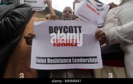 Srinagar, Jammu and Kashmir. 18th May, 2018. Activists and members of Joint Resistance Leadership (JRL) of Kashmir hold placards as they shout anti-Israel slogans during the protest in Srinagar the summer capital of Indian controlled Kashmir on May 18, 2018. More than 60 Palestinian protesters have been killed after Israeli forces opened fire on the Gaza border on May 14, who had assembled alongside the fence to protest against the moving of United State's embassy from Tel Aviv to Jerusalem. Stock Photo