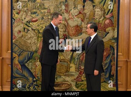 Madrid, Spain. 17th May, 2018. Spain's King Felipe VI (L) shakes hands with Chinese State Councilor and Foreign Minister Wang Yi during their meeting in Madrid, Spain, on May 17, 2018. Credit: Guo Qiuda/Xinhua/Alamy Live News Stock Photo